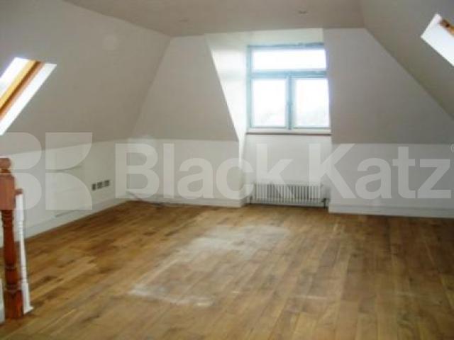 			5 Bedroom, 1 bath, 1 reception Flat			 Broomfield Lane, PALMERS GREEN N13